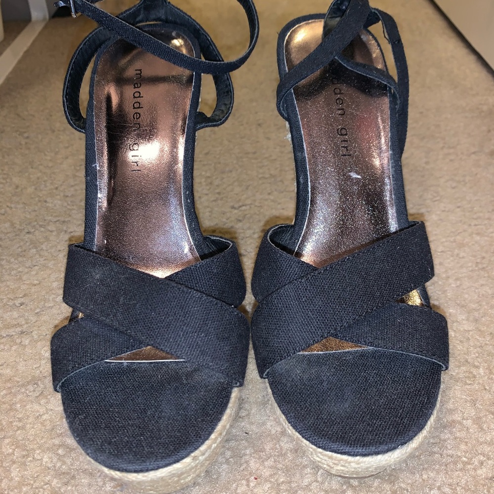 Black wedges